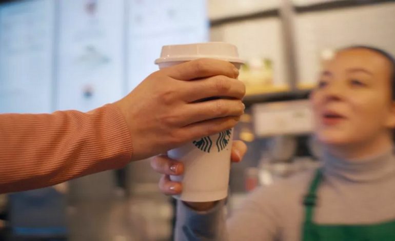  Prezes Starbucksa lata do biura samolotem. A Ty używaj papierowych słomek