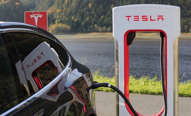 Tesla – system automatycznej jazdy wymaga interwencji człowieka co 13 mil!